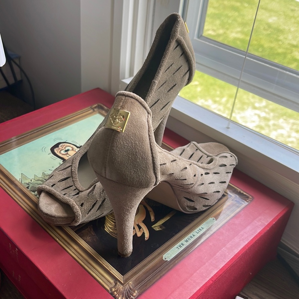 BCBG ENERATION Beige Darcee Suede PeepToe Pump